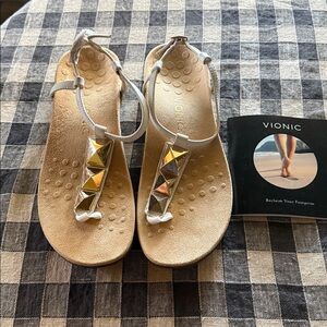 Vionic Rest Nala white t-strap sandal women’s shoe size 10 New in box